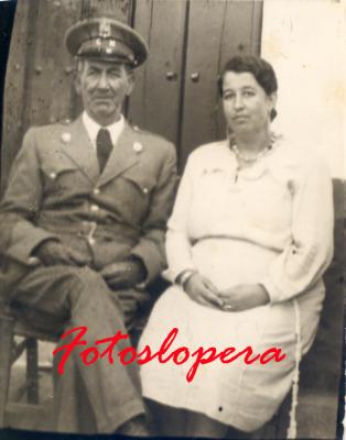 El Guarda Municipal de Lopera, Juan Manuel Castillo Herrador (También fue Guarda del Paseo y Jardinero Municipal), junto a su hija Juana Castillo Cámara. Año 1954