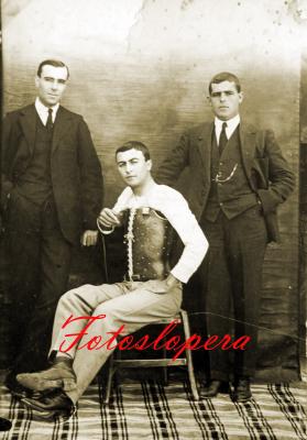 El Loperano José de la Torre Gutiérrez flanqueado por dos amigos. Año 1915