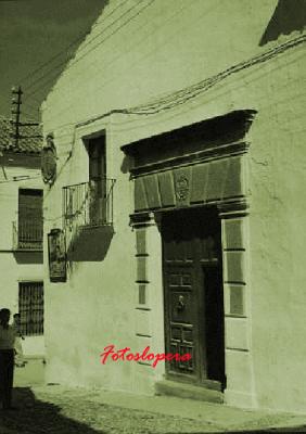 Hoy nuestro paseo matinal por el pasado de las calles y plazas de Lopera lo realizaremos por la calle Bernabé Cobo Peralta. Año 1953. Detalle de las carteleras del cine.