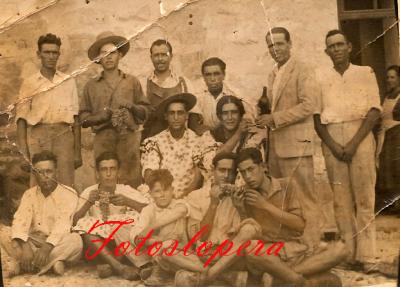 Operarios de las Bodegas de Vinos Sotomayor en el Castillo de Lopera. Fiesta de la Vendimia. Año 1956
