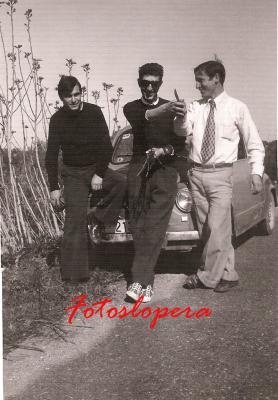Buscando espárragos en la Carretera Madrid con Juan Haro, D. Joaquín Parras (Párroco de Lopera) y Martín Alcalá. Año 1970