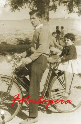 Paseo en bicicleta por los alrededores de Lopera de la mano de Antonio Pedrosa y Antonia Parela. Años 60.