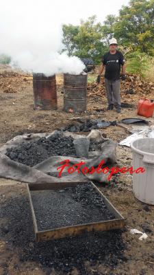 Pascual Rodríguez continúa con la tradición de hacer carbón con leña de olivo.