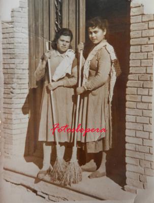 Limpiadoras del Colegio Miguel de Cervantes de Lopera en el año 1950. Dolores Partera y Pepita Rivilla