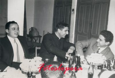 Los loperanos Francisco Martínez y Juan Martínez de banquete en los Grupos Escolares junto al párroco de Lopera D. Joaquín Parra. Año 1967