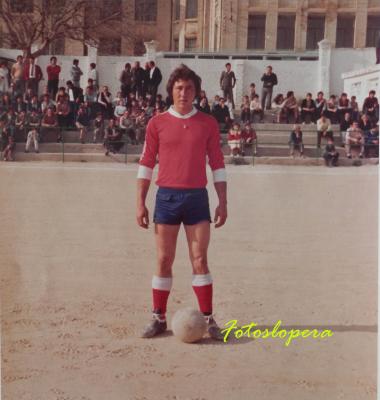 El jugador de la A. D. Lopera Francisco Juárez García en la antesala de un partido de fútbol en el Estadio Santo Cristo de Lopera. Año 1983