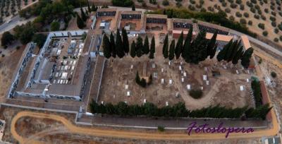 Tradiciones en Torno al Día de Todos Los Santos y de los Difuntos en Lopera. Aquí os dejamos una vista aérea del Cementerio de San Ildefonso de Lopera realizada con un drone por el loperano Rafafel Quero Monje.