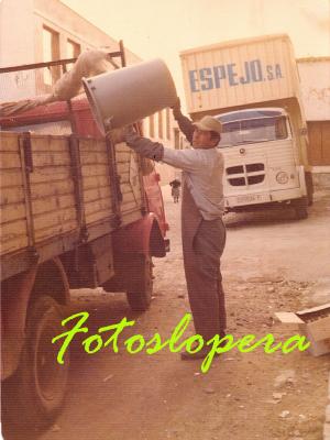 El loperano Manuel Martínez Quero, recogiendo la basura con el camión de Manuel González. Año 1978