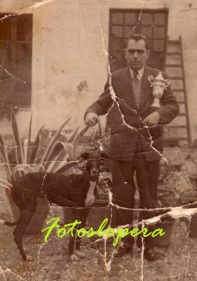 El loperano Francisco Valenzuela con su perra Cita en 1943