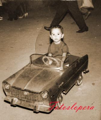 Estampa de la Feria de los Cristos de Lopera. El niño Manuel Candelario Marín inmortalizado en un coche en el año 1966