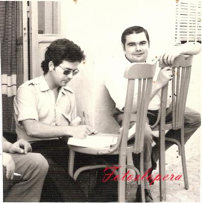 Los loperanos Felipe Lara y Juan Velasco sentados en la puerta del Estanco- Barbería en la calle Triunfo.