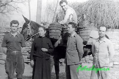 Grupo de loperanos vendiendo aceite de oliva en cántaras por las calles de Lopera procedente del Molino de Miguel Moreno. Años 60