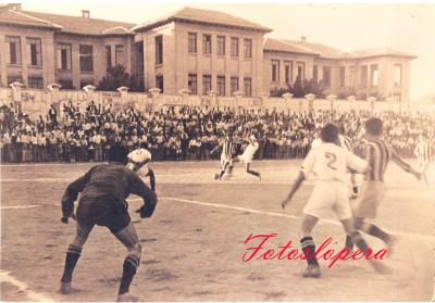 Partido de Fútbol en el Estadio Santo Cristo de Lopera disputado entre el Lopera C. F. y el Racing Iliturgitano C. F. de Andújar con tanteo final de 5 goles a 4 a favor de los loperanos. Año 1952