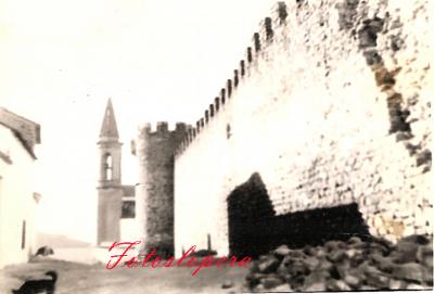 Paseo matinal por el pasado de calles y plazas de Lopera. Hoy por los aledaños del Castillo de Lopera (torreones). Detalle del lienzo de la muralla caído.