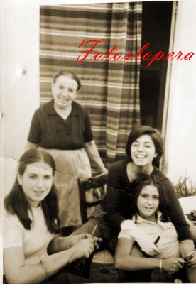 Grupo de loperanas rajando aceitunas. Rafaela Sanz, Conchi Mérida, María del Carmen Tirado y María del Carmen Medina.