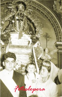 Los Hermanos Mayores de la Cofradía de la Virgen de la Cabeza de Lopera del año 1962 Antonio y Josefa Rivilla Alcalá en el Santuario ante la Morenita.
