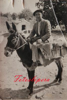 El Loperano Francisco Chueco Corpas vendiendo cal con su burro.