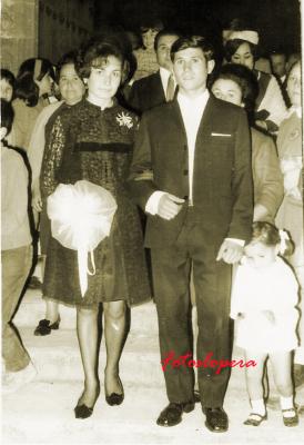 Boda de los loperanos Roque Lara Partera y Feliciana Alcalá Quero junto a la niña Pili Alcalá Lara saliendo de la parroquia. Año 1969