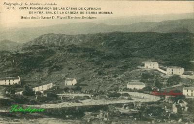 Vista panorámica de las Casas de Cofradías en las faldas del Santuario de la Virgen de la Cabeza (a la derecha la de Lopera) según una postal del fotógrafo de Córdoba de J. G. Mendoza del año 1918