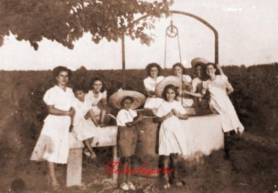 Los Hermanos Bellido Navarro (Conchi, Beatriz, Antonio, Pilar, Carmen, Tere) junto a Teresa López de excursión en la Granja Santa Teresa. Año 1949