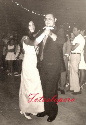 Tradicional Baile en el Jardín Municipal tras la Coronación de la Reina Mayor y su corte de Damas de Honor de la Feria de los Cristos. En la foto la Dama de Honor del año 1970 Tina Teruel Lara bailando con su acompañante Juan A. Rodríguez Rodajo.