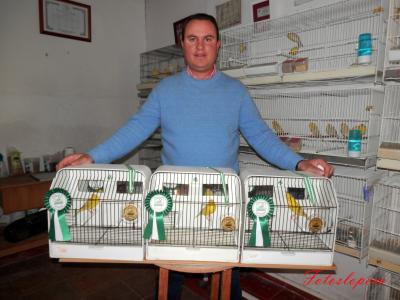 El loperano  Bartolomé  García Ollero obtiene tres premios en la modalidad de Ágata Eumo Amarillo Intenso con sus pájaros (un primero, un segundo y un tercero) en el VIII Campeonato Ornitológico de Andalucía celebrado en Campohermoso (Almería).