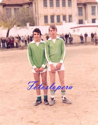 Los jugadores de la A. D. Lopera Jesús Cardeña Pastor y Rafael Melero Morales en el Estadio Santo Cristo un 13-XII-1981