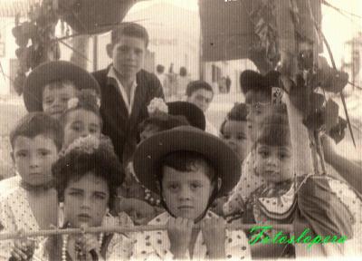 Grupo de niños en una carroza en la Romería de San Isidro Labrador. Año 1967. Pepi Cantero, Gonzalo Pedrosa, Antonio Pedrosa, Clari Cantero, Jose V. Garrote, Aurora de Navarro Parra...