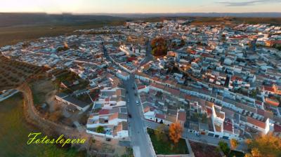 Buenos días Lopera! Hoy os dejamos una vista aérea de Lopera desde el Pilar Viejo a través de una foto realizada con un drone por el loperano Rafael Quero Monge.