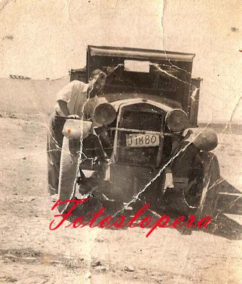 El loperano Francisco Teruel Alcalá con la primera camioneta que tuvo matriculada en J-1880