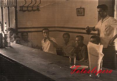 Grupo de Loperanos de liga en el Bar Pileta. Simón Cruz, Francisco Acevedo, Serafín Blanca, Antonio Izquierdo, Alonso Coca, Bartolomé Vallejo y Manuel Alcalá