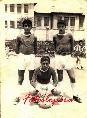 Grupo de jugadores del equipo de fútbol infantil de Lopera. Año 1960. Juan A. Rueda, Enrique Cortés y Felipe Hueso
