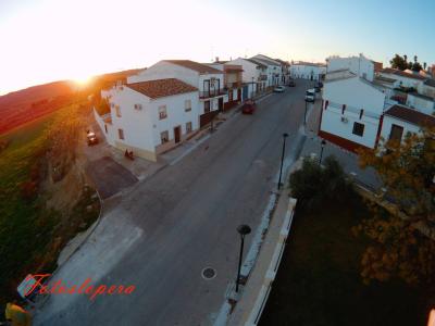 Buenos días Lopera! Hoy os dejamos una vista aérea de parte de la calle del Pilar a través de una foto realizada con un drone por el loperano Rafael Quero Monge.