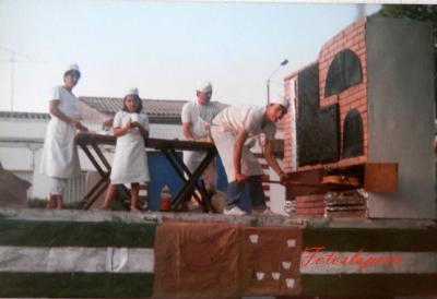 Carroza de la Romería de San Isidro Labrador Lopera. Año 1985. En la misma una panadería con Angustias Carrasco. Mª Teresa Carrasco, Diego Pérez y Rafael Melero.