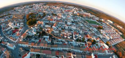 Buenos días Lopera! Hoy os dejamos una vista aérea parcial de Lopera a través de una foto realizada con un drone por Rafael Quero Monge