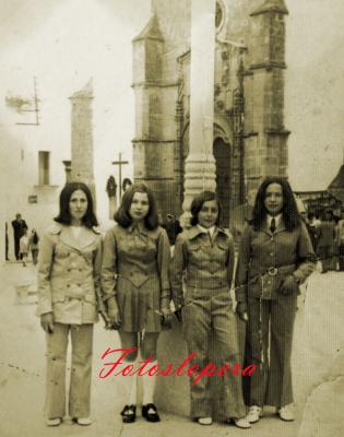 Grupo de amigas en plena Plaza Mayor de Lopera. Carmen Pedrosa, Ana Pérez,  Ana Candelario, Paqui Chiquero. Año 1974