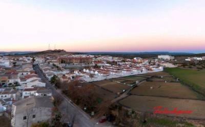 Buenos días Lopera! Hoy os dejamos una vista aérea parcial de Lopera desde la Era Barajas a través de una foto realizada con un drone por el loperano Rafael Quero Monge.