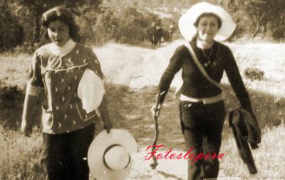 Las loperanas Asunción Gutiérrez y Carmen Belmonte haciendo el camino a pie hasta el Santuario de la Virgen de la Cabeza. Año 1973