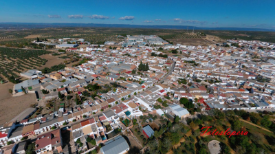 Buenos días Lopera! Hoy os dejamos una vista aérea parcial de Lopera desde la Verja a través de una foto realizada con un drone por el loperano Rafael Quero Monge.