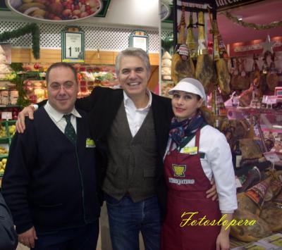 El presentador de TV Agustín Bravo participa en la Campaña de Promoción Navideña del Supermercado masymas de Lopera.