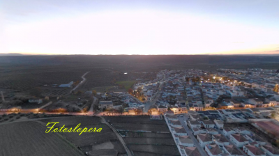 Buenos días Lopera! Hoy os dejamos una vista aérea parcial nocturna de Lopera desde el Barrio de los Pitufos a través de una foto realizada con un drone por el loperano Rafael Quero Monge.