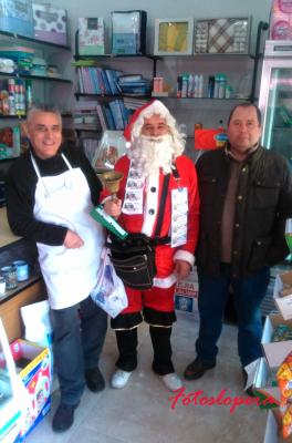 Santa Claus visita los Comercios de Lopera repartiendo ilusiones.