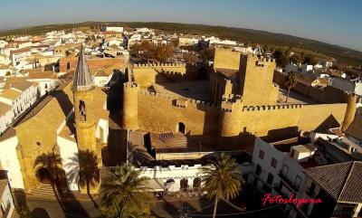 Vista aérea del Castillo e Iglesia de Lopera realizada con un drone por el loperano Rafael Quero Monge.