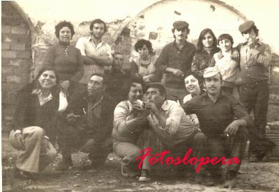 Grupo de Loperanos de Remate de la aceituna en el patio de Aurora Betes. Año 1979