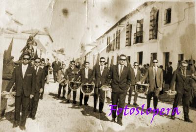 Salida en procesión un Viernes Santo del Nazareno de la Ermita de Jesús acompañado por la Banda de Tambores y Cornetas de Ntro. Padre Jesús Nazareno. Año 1966