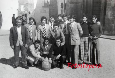 Grupo de loperanos de la Quinta del año 1974 junto al taxista Germán García Criado en plena Plaza Mayor de Lopera.